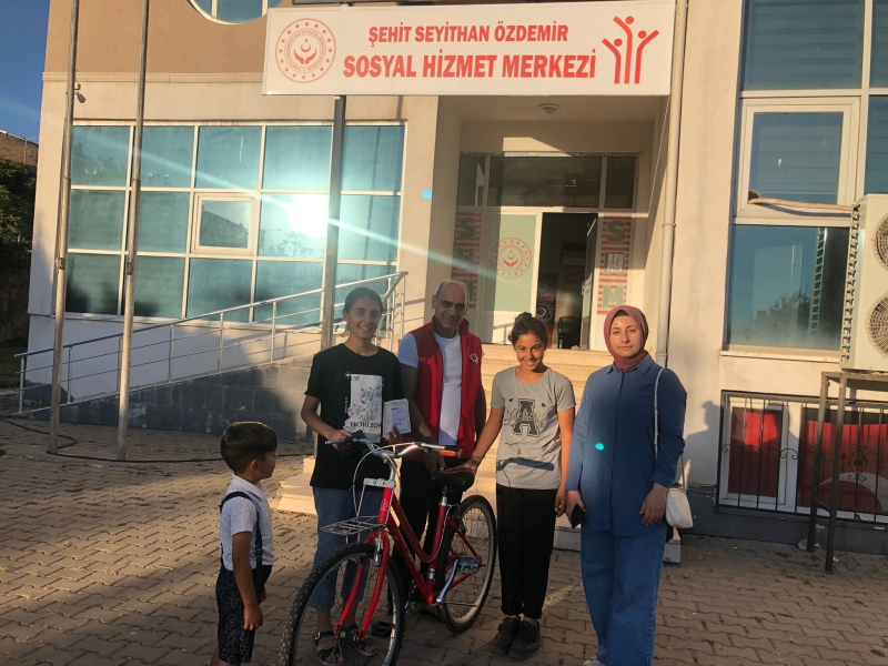 BAŞARILI ÖĞRENCİYE BİSİKLET HEDİYE EDİLDİ