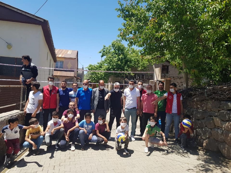 Başkan Üstündağ’dan Solhanlı Çocuklara Voleybol Seti