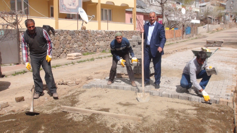 Belediye, Yol Çalışmalarına Devam Ediyor