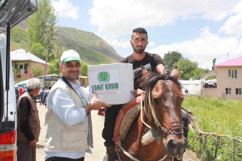 Bingöl Umut Kervanı depremzedelere gıda yardımında bulundu