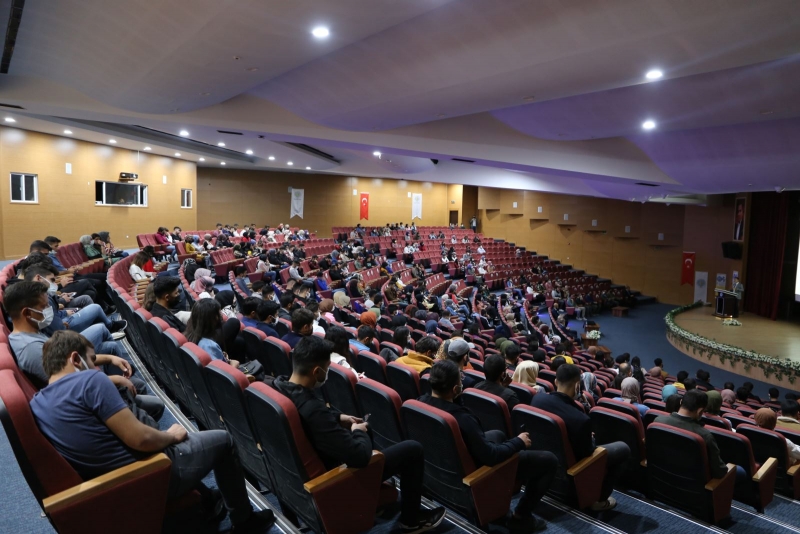 BİNGÖL ÜNİVERSİTESİNDE "YURT DIŞI EĞİTİM VE YABANCI DİLİN ÖNEMİ" KONFERANSI