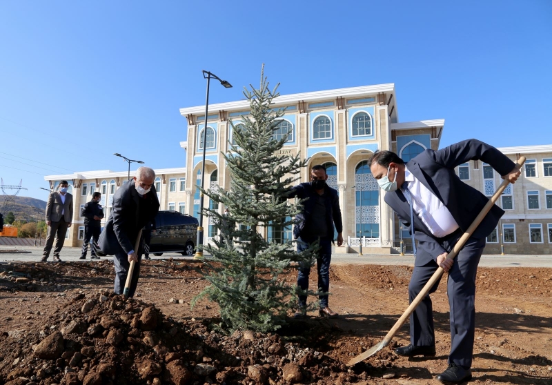 Bingöl Üniversitesin de 1111 Adet Fidan Toprakla Buluşturuldu  