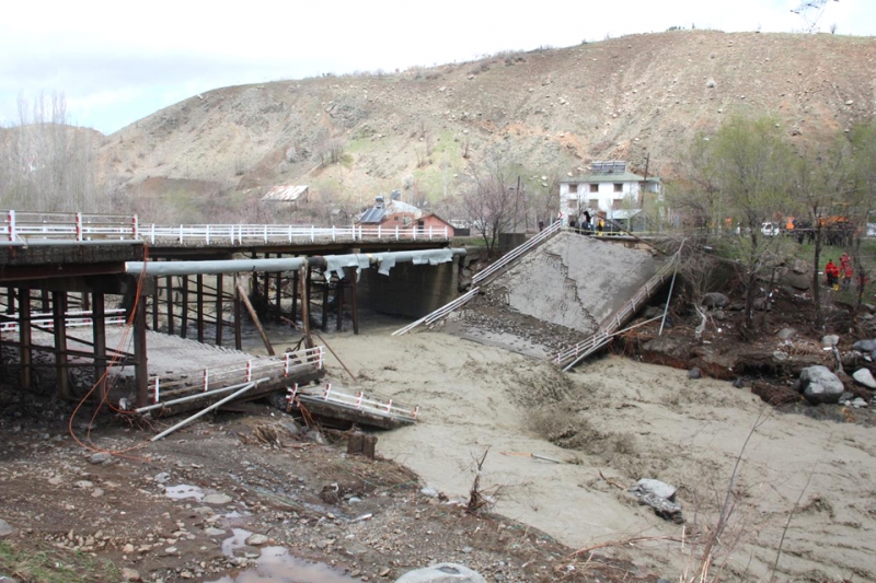Bingöl’de Sel Nedeniyle Köprü Yıkıldı