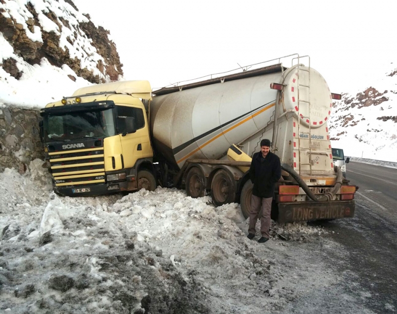 Buzlanmadan Dolayı Tır Kaza Yaptı