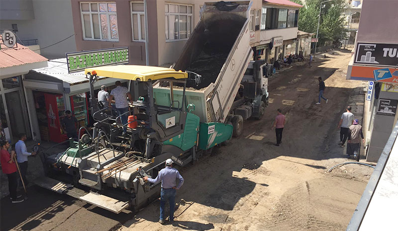 ÇARŞI MERKEZİ’NE  SICAK ASFALT
