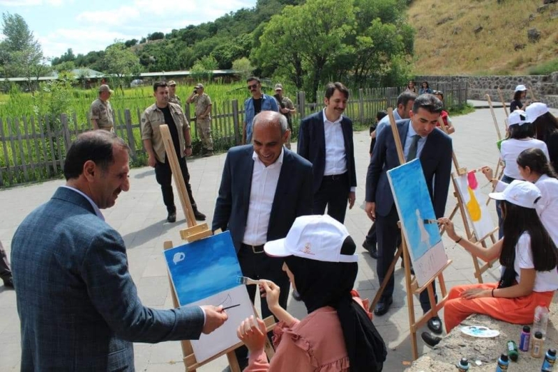 ÇOCUKLAR RESİM ŞENLİĞİNDE BULUŞTU