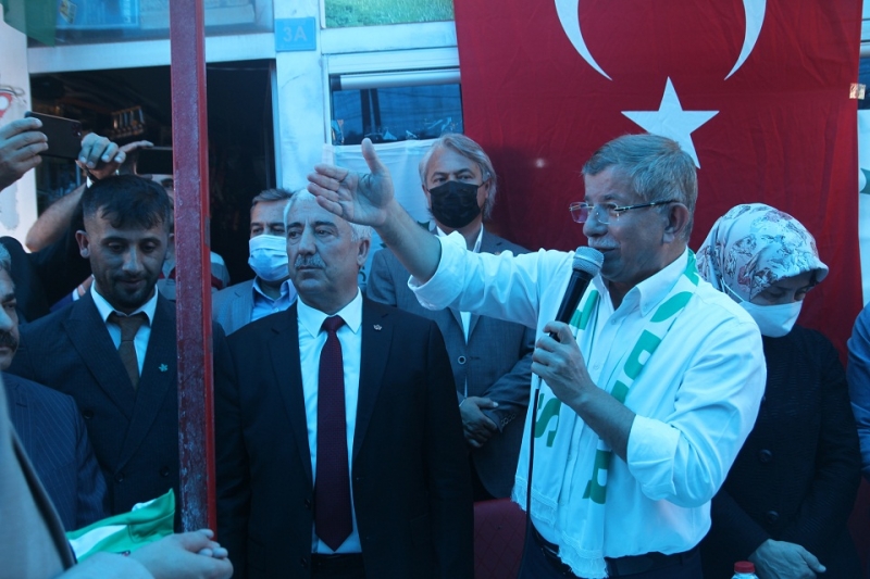Davutoğlu, Solhan’da Vatandaşlarla Bir Araya Geldi