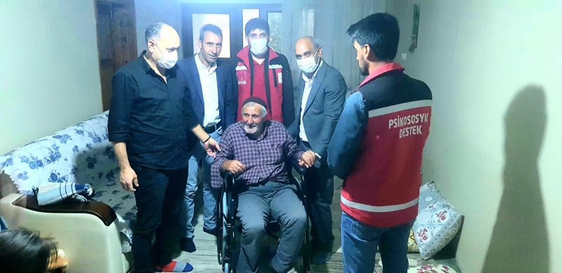 ENGELLİ VATANDAŞA TEKERLEKLİ SANDALYE HEDİYE EDİLDİ