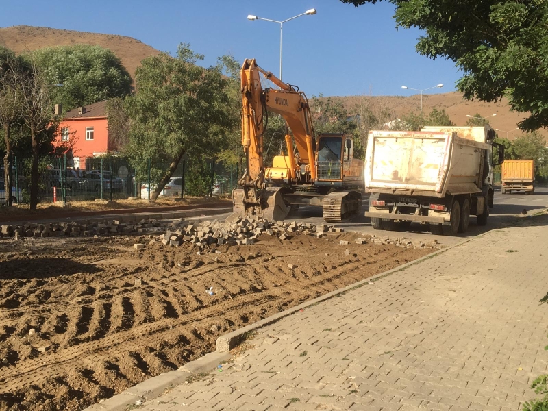  İLÇE MERKEZİNDEKİ D-300 ANAYOL YENİLENİYOR