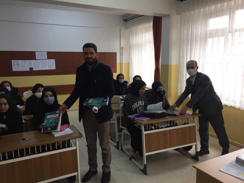 İMAM-HATİP ÖĞRENCİLERİNE KAYNAK KİTAP DAĞITILDI