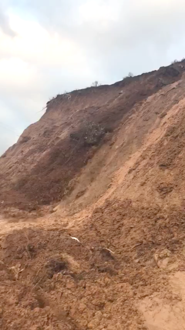 İnandık Köyünde Toprak Kayması   