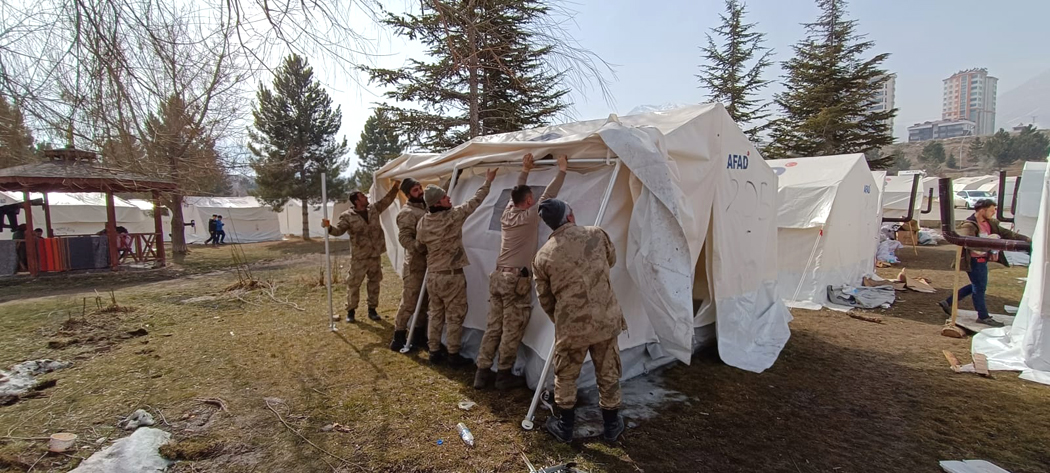 JANDARMA, DEPREM BÖLGESİNDE YARALARI SARMAYA DEVAM EDİYOR