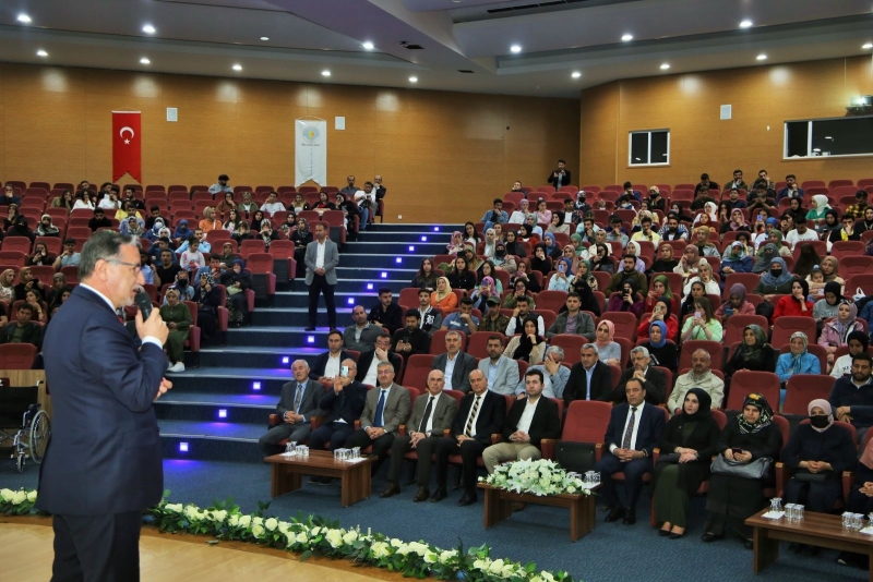 KARATAŞ: DİNİN ÖZETİ İNSANA HİZMETTİR