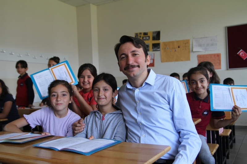 KAYMAKAM ÇETİN, ÖĞRENCİLERİN KARNE HEYECANINA ORTAK OLDU