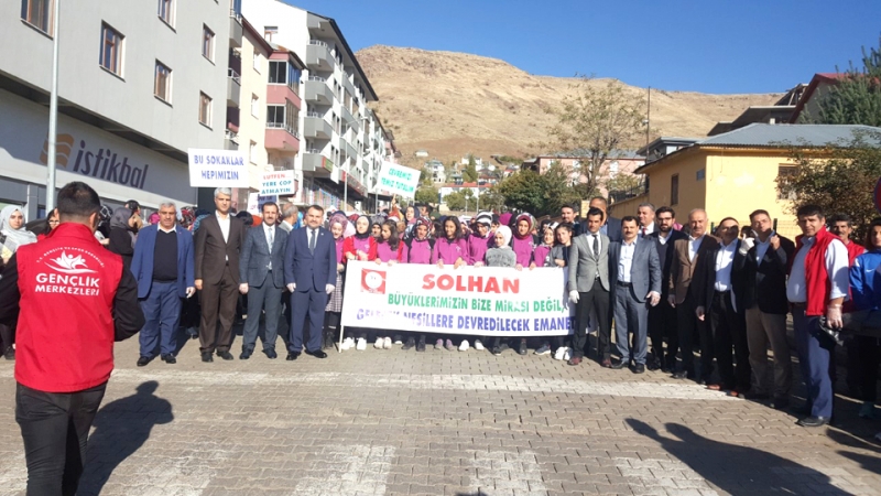 Kaymakam Okumuş ve Başkan Yıldız Çöp Topladı