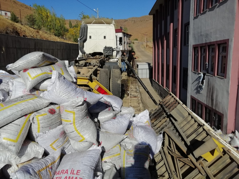KÖMÜR DOLU DAMPER DEVRİLDİ
