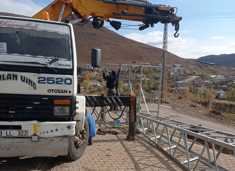 MAHALLENİN ELEKTRİK SORUNU GİDERİLİYOR