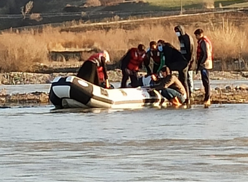Murat Nehrinde Mahsur Kalan Aile Kurtarıldı