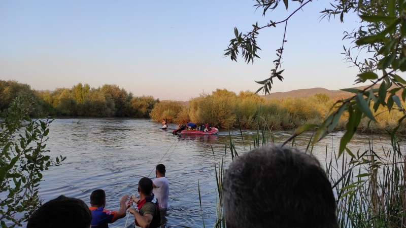 Nehir Yatağına Pikniğe Gidenler Mahsur Kaldı