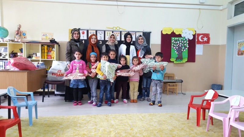Öğrenciler, Köy Okulunda Oyuncak Dağıttı