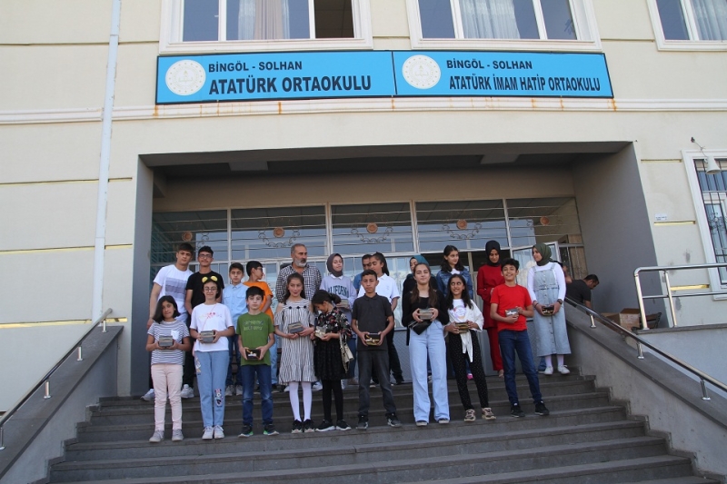 OKUL MÜDÜRÜ SALCANIN ANISINA ÖĞRENCİLER ÖDÜLLENDİRİLDİ
