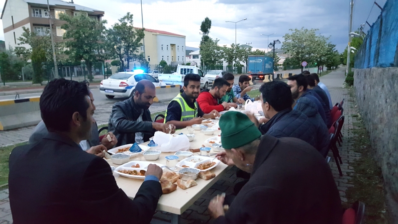 Polis, Bu Sefer İftar için Durdurdu