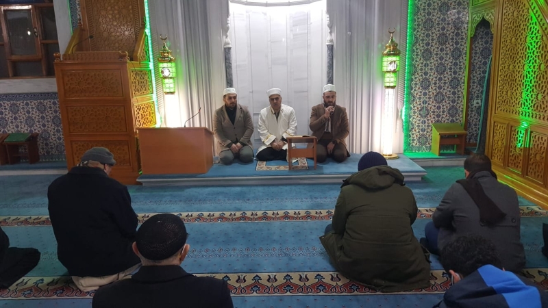 “SABAH NAMAZINDA AİLECE CAMİDE, MİLLETÇE DUA