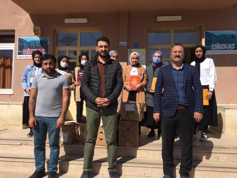 SOLHAN ÖNDER, ÖĞRENCİLERE KAYNAK KİTAP DAĞITTI