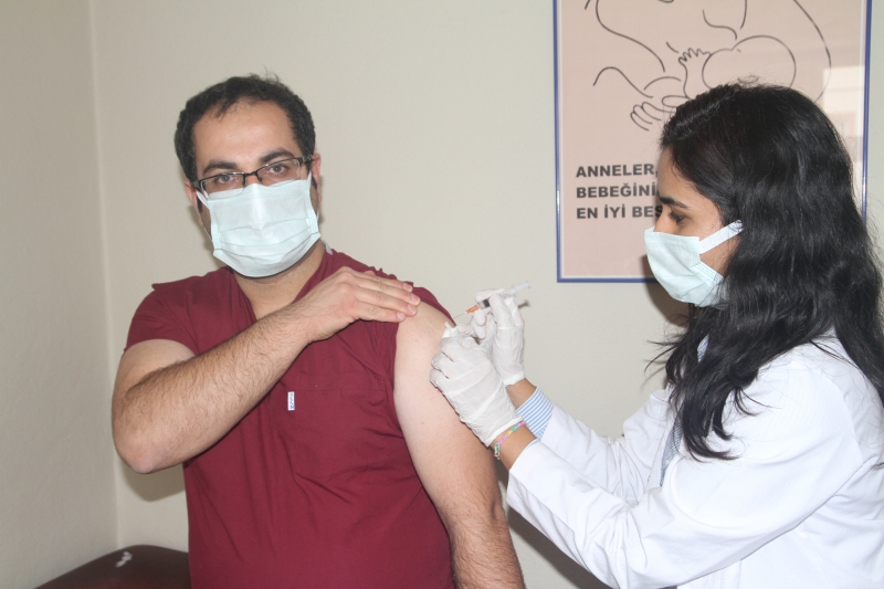 Solhan’da Sağlık Çalışanlarına 2.Doz Covid-19 Aşısı Yapıldı