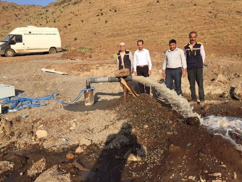 SONDAJ VURULDU, SAATTE 75 TON SU ÇIKARILDI