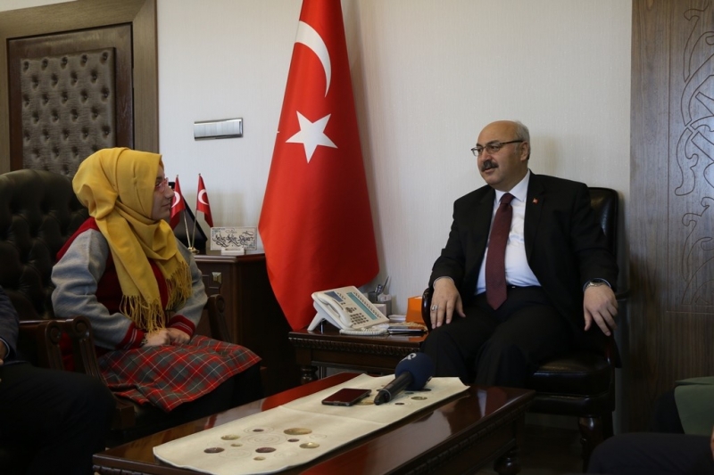 Vali KÖŞGER,“Şehit Ömer Halisdemir’e Mektup Yarışmasında” Türkiye 1.Olan Elif Ceren ÖZ’ü Makamında Ağırladı