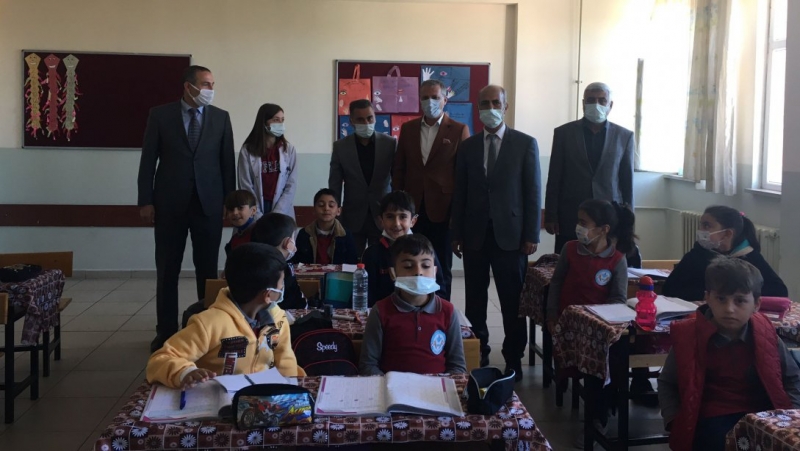 YANILMAZ, TÜRKİYE ÜÇÜNCÜSÜ OLAN ÖĞRENCİLERİ ZİYARET ETTİ