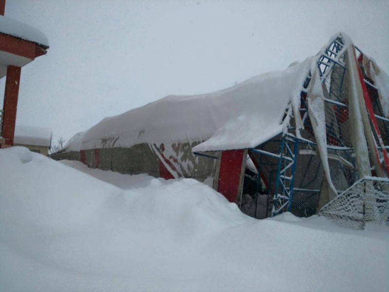 Yenibaşak’ta Halı Saha Çöktü