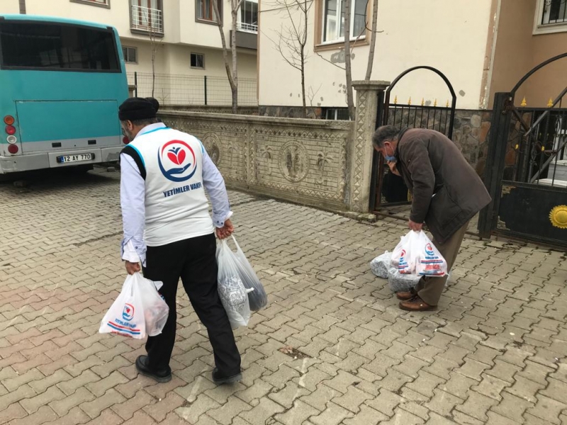 Yetimler Vakfı Bingöl’de 70 yetim aileye kırmızı et ulaştırdı