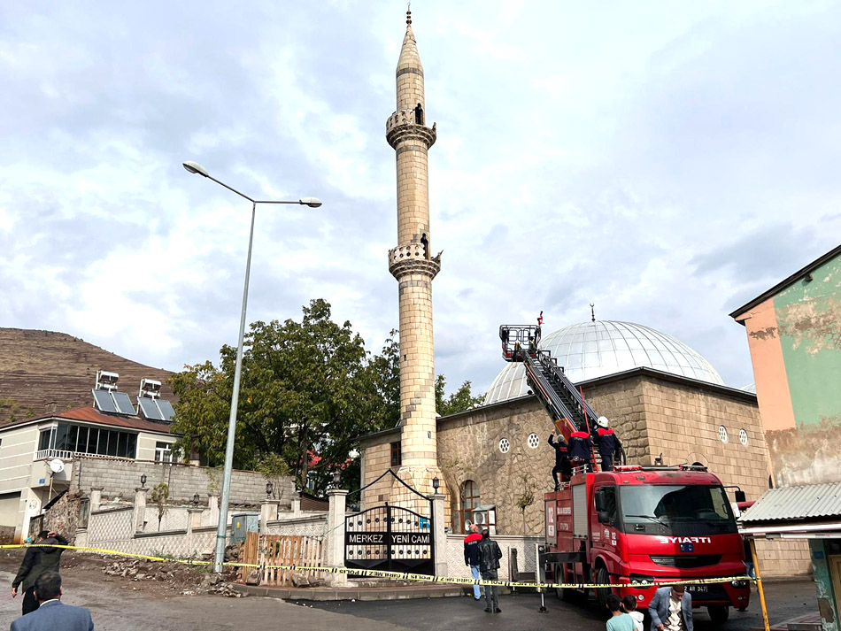 YILDIRIM DÜŞEN CAMİNİN MİNARESİ ZARAR GÖRDÜ