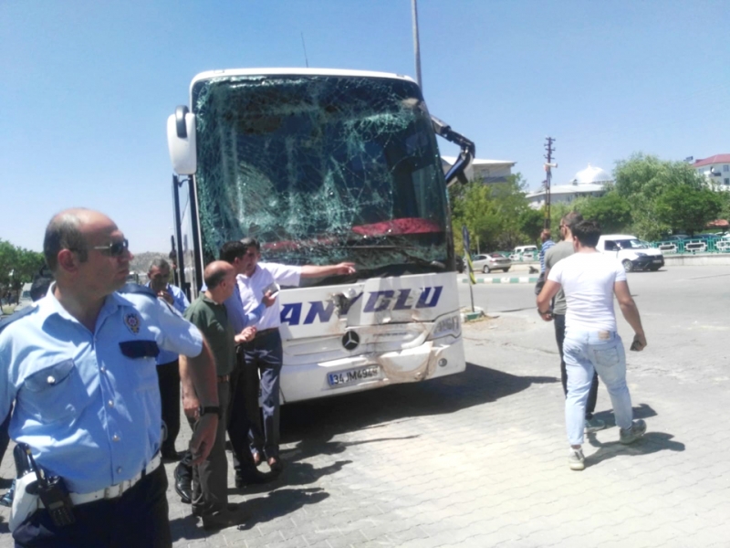 Yolcu Otobüsü ile Kamyon Çarpıştı
