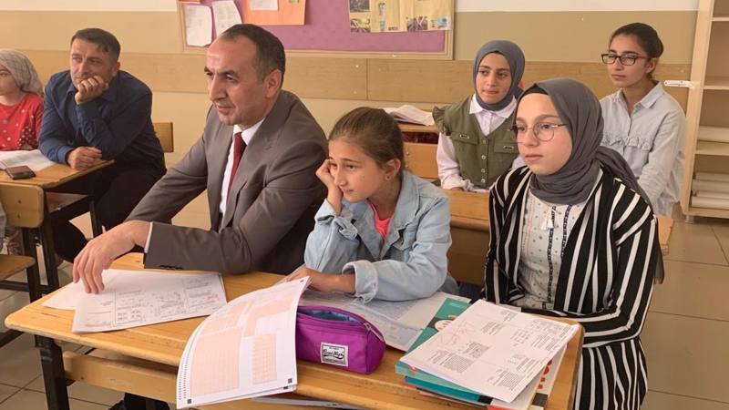 YÜCEL, GÖNÜLLÜ ÖĞRETMENLERİ ZİYARET ETTİ  